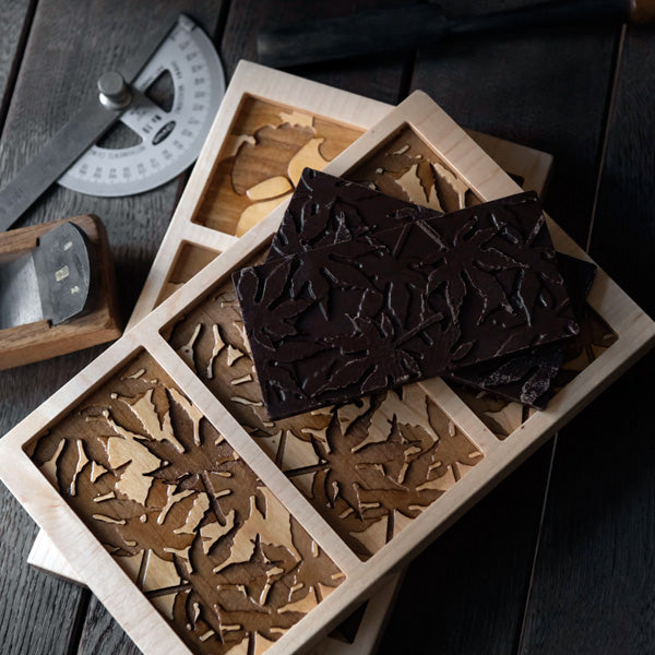 伝統工芸士が作った木型を用い、チョコレートを木型からご用意