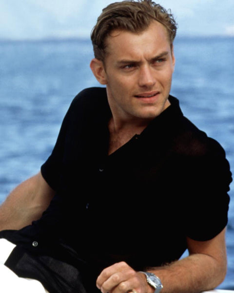 Jude Law wearing a camp collar shirt as Dickie Greenleaf in The Talented Mr Ripley