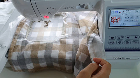 Setting the embroidery design orientation on machine embroidery