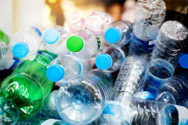 Des bouteilles plastiques récupérées dans des décharges pour être recyclées en tissus