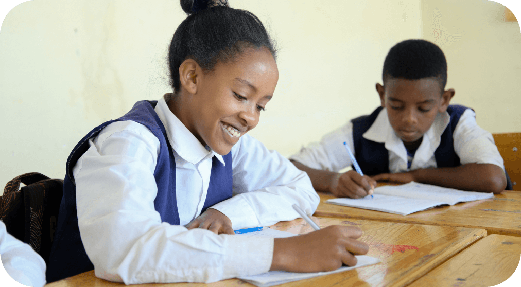 Schulkinder in Äthiopien schreiben in ihren Heften