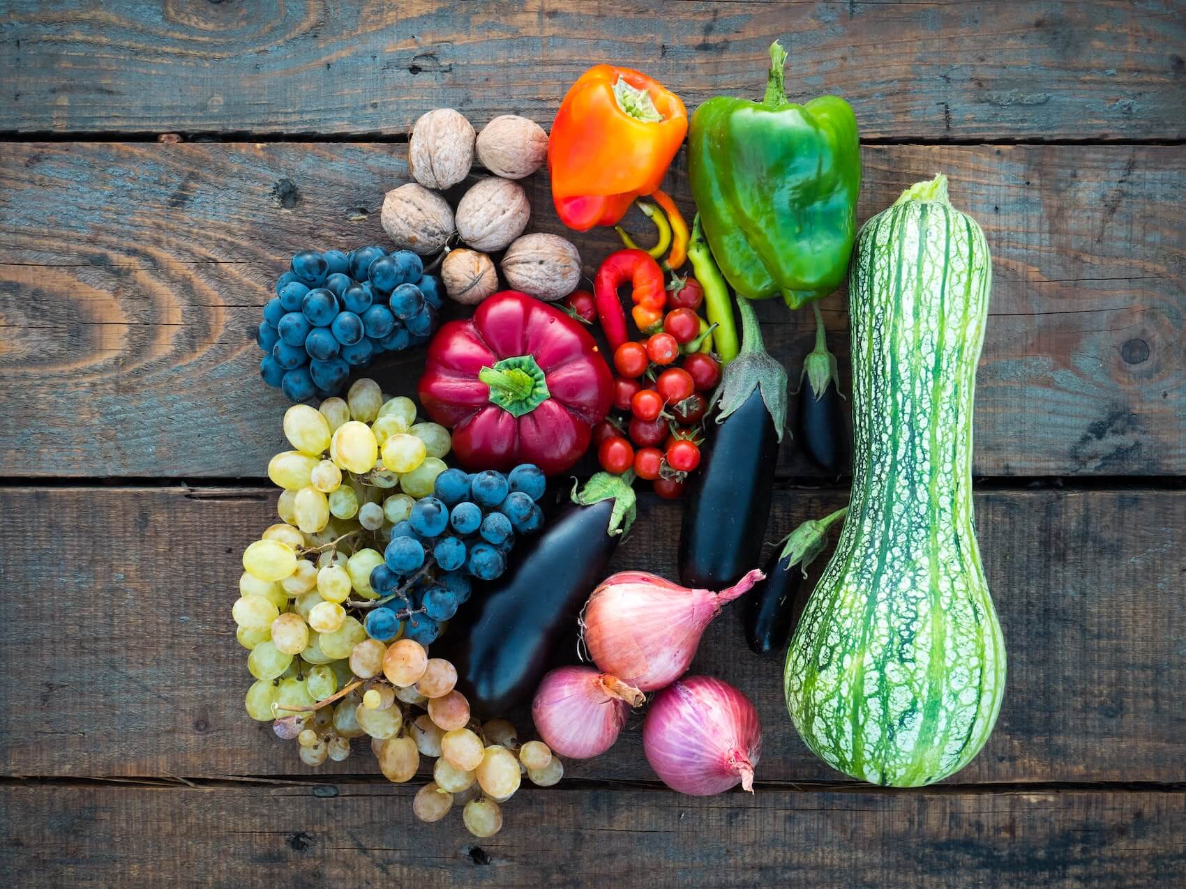 Ein Teller voller buntem Gemüse und Obst – Ayuro