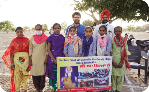 ayuro Gründer mit Bhan Singh Jassi und Kindern in Indien