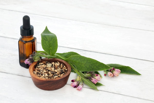 essential oil with comfrey and bowl
