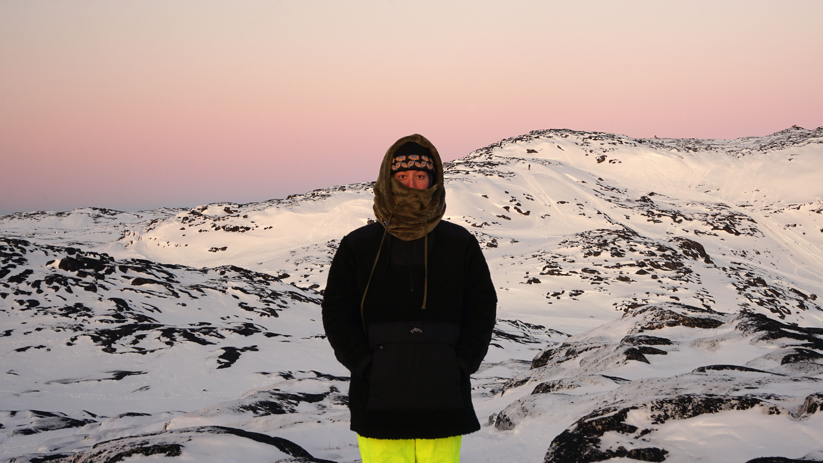 Femme emmitouflée sous un coucher de soleil au Groenland 