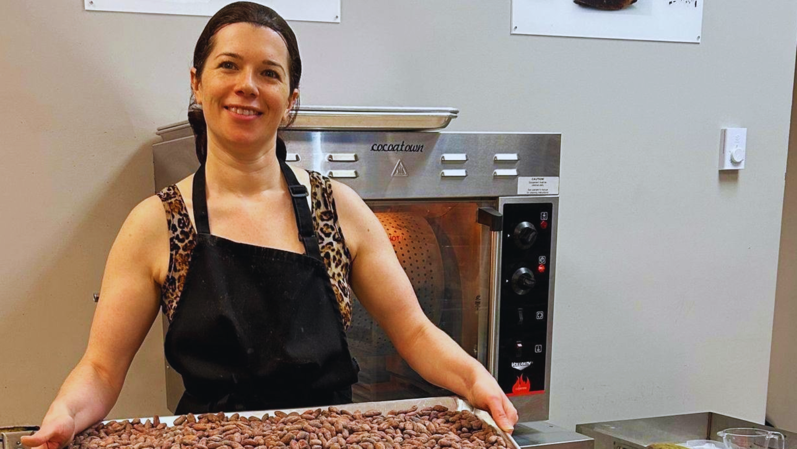 Evelyne Lalancette qui présente un plateau de cacao, Chocolaterie Cartier Côte-Nord