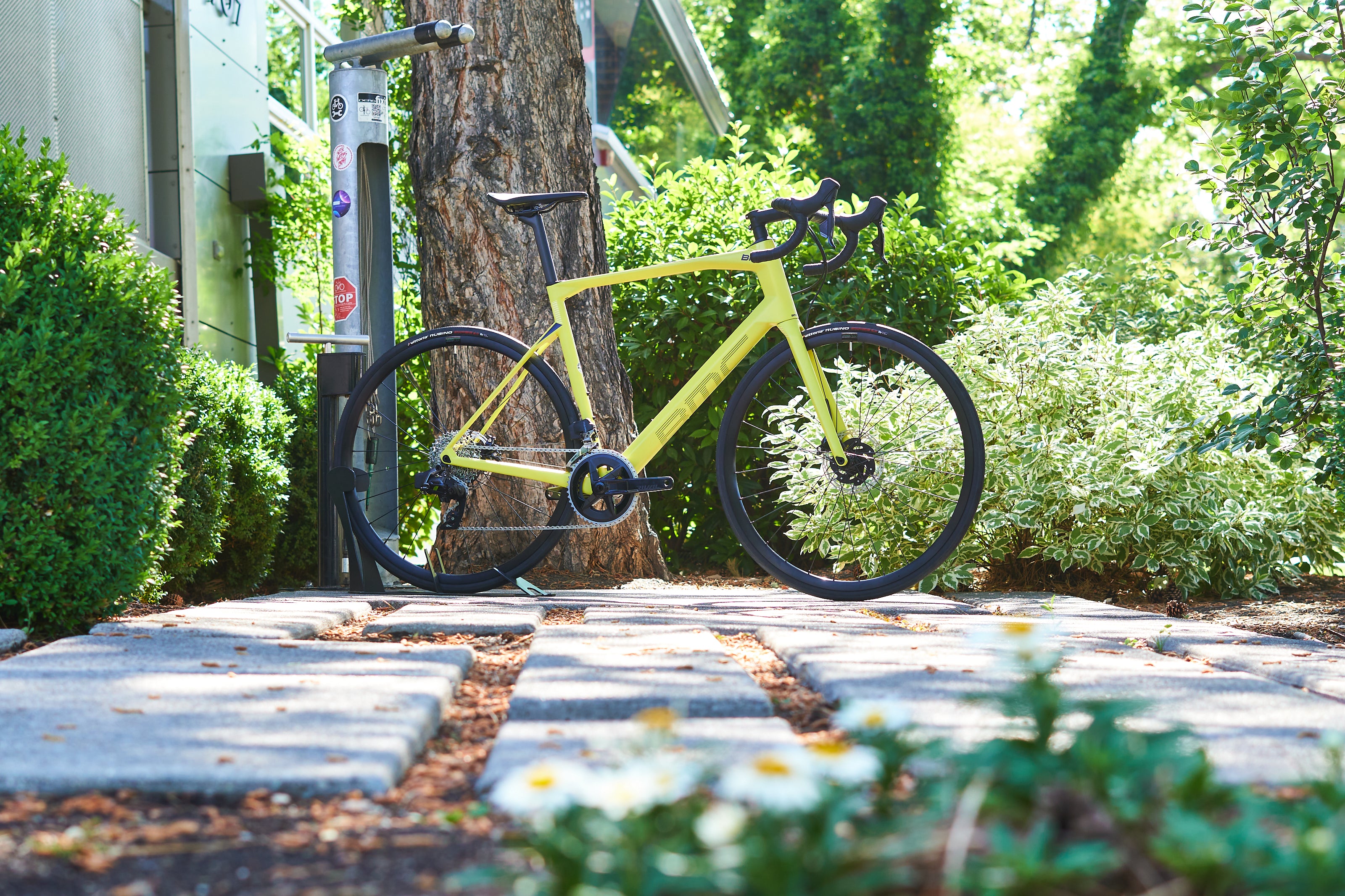 a yellow 2022 BMC ROADMACHINE FOUR