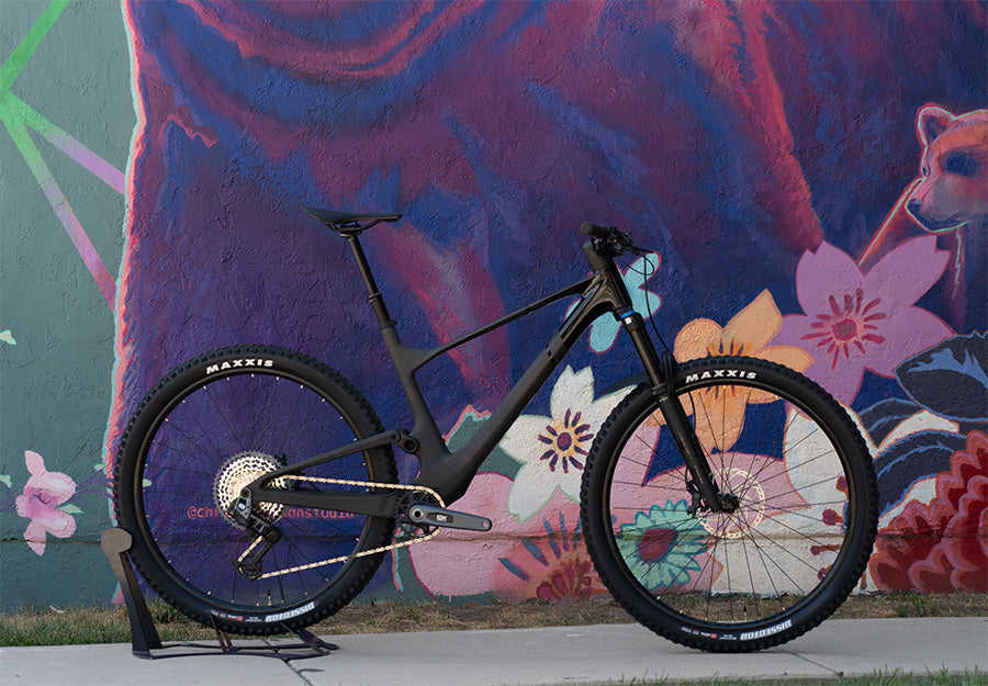 A Scott mountain bike in front of a colorful painted wall