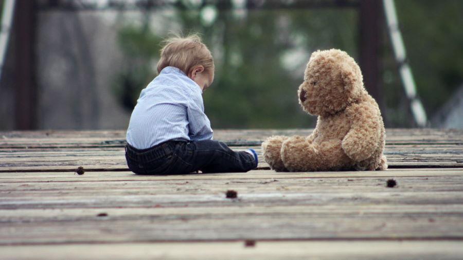 Bébé avec peluche