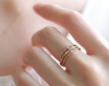 指輪のおしゃれな付け方って 細く見せるリングや重ね付けのコツを紹介 Armaiti