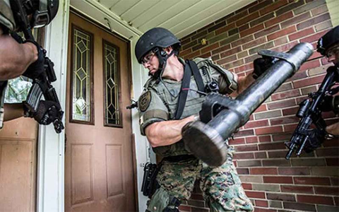 Un Homme En Uniforme De Travailleur De La Construction Portant Un Casque  Avec Une Arme D'airsoft Dans Ses Mains