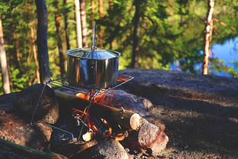 Buschraft food preparation pot over campfire