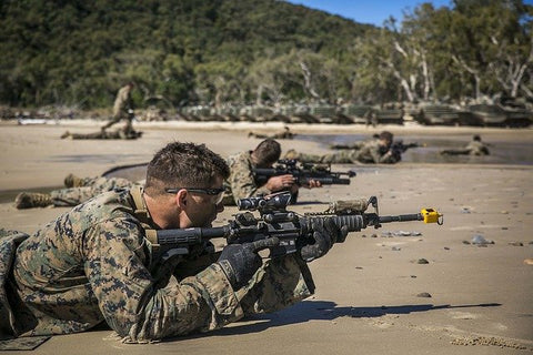 Fond Des Gants Tactiques Camouflés Sont Fixés En Gros Plan Prêts à