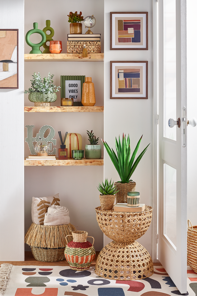 Estante com cestos, plantas e jarras da coleção Warm Boho.