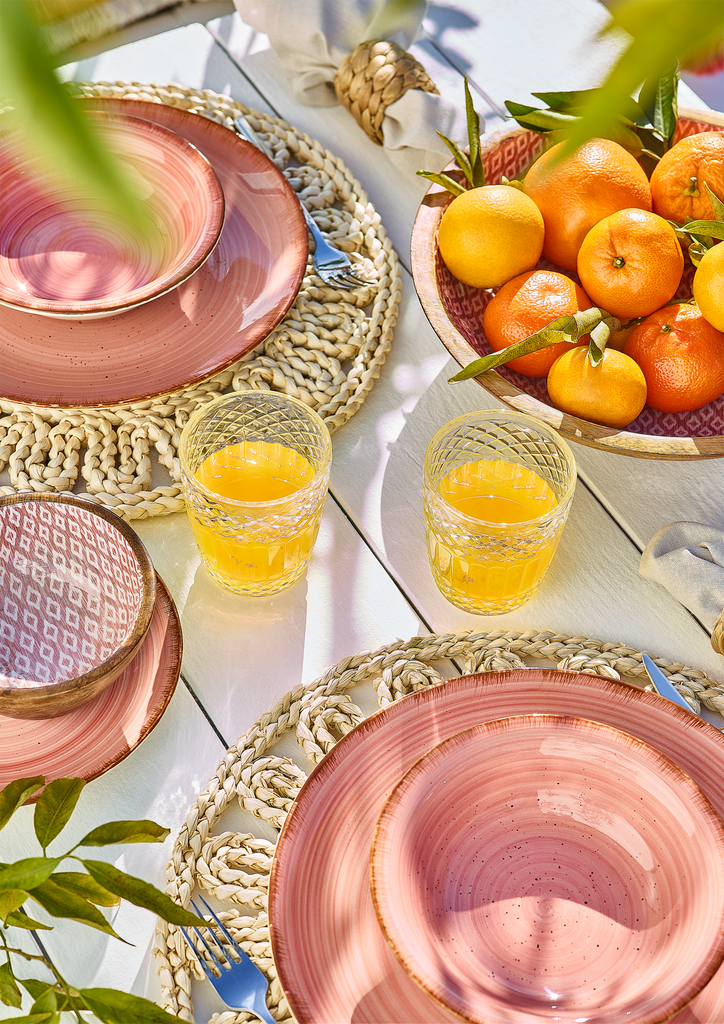 Mesa da Coleção Warm Boho com pratos cor-de-rosa.