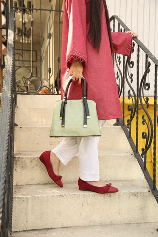 How to Pair Shoes and Handbags That Go Together Without Being