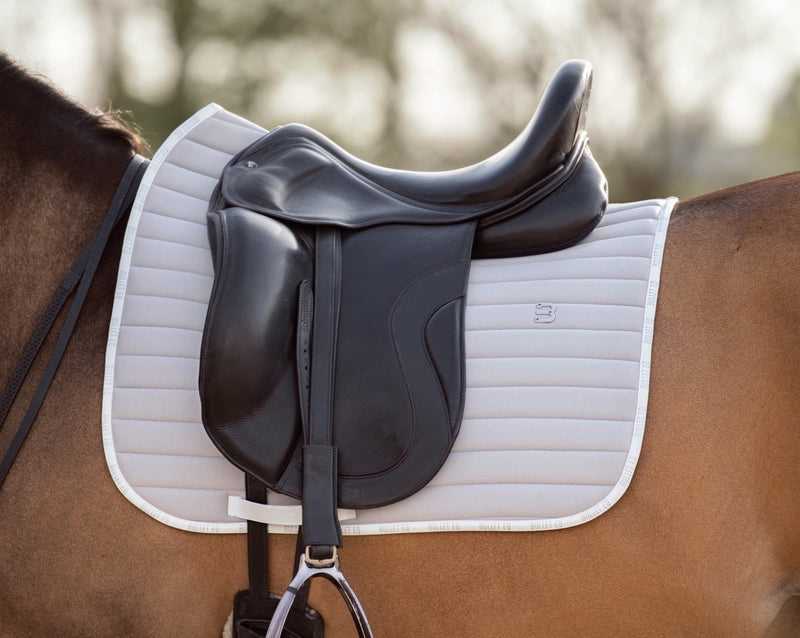 kristal Om toevlucht te zoeken Wind licht Grijs Zadeldek Dressuur – Bullet Equestrian Design