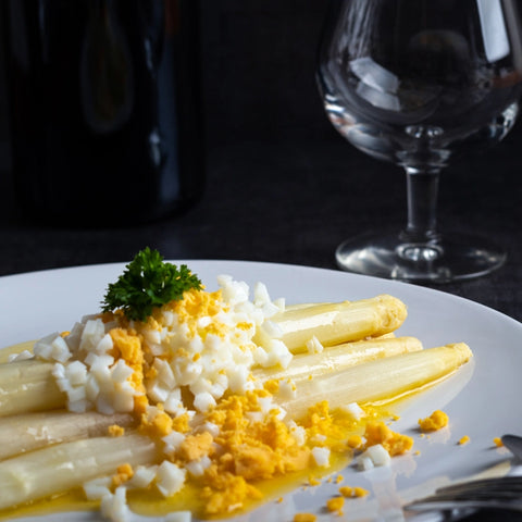 White asparagus á la flamande