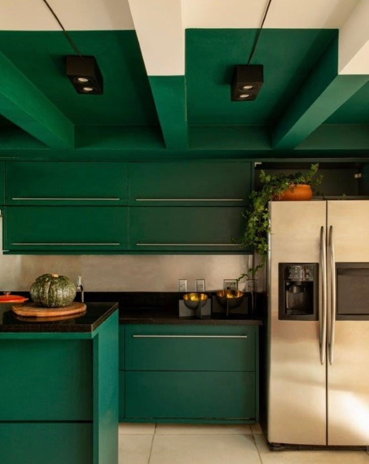 Darker green applied in the kitchen — Photo: Felipe Araújo/Disclosure