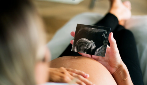 Baby weight gain - mother looking at sonogram