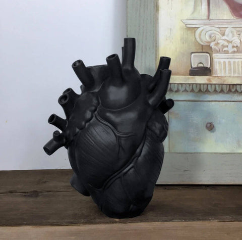 Anatomical Heart Vase Black 01.jpg