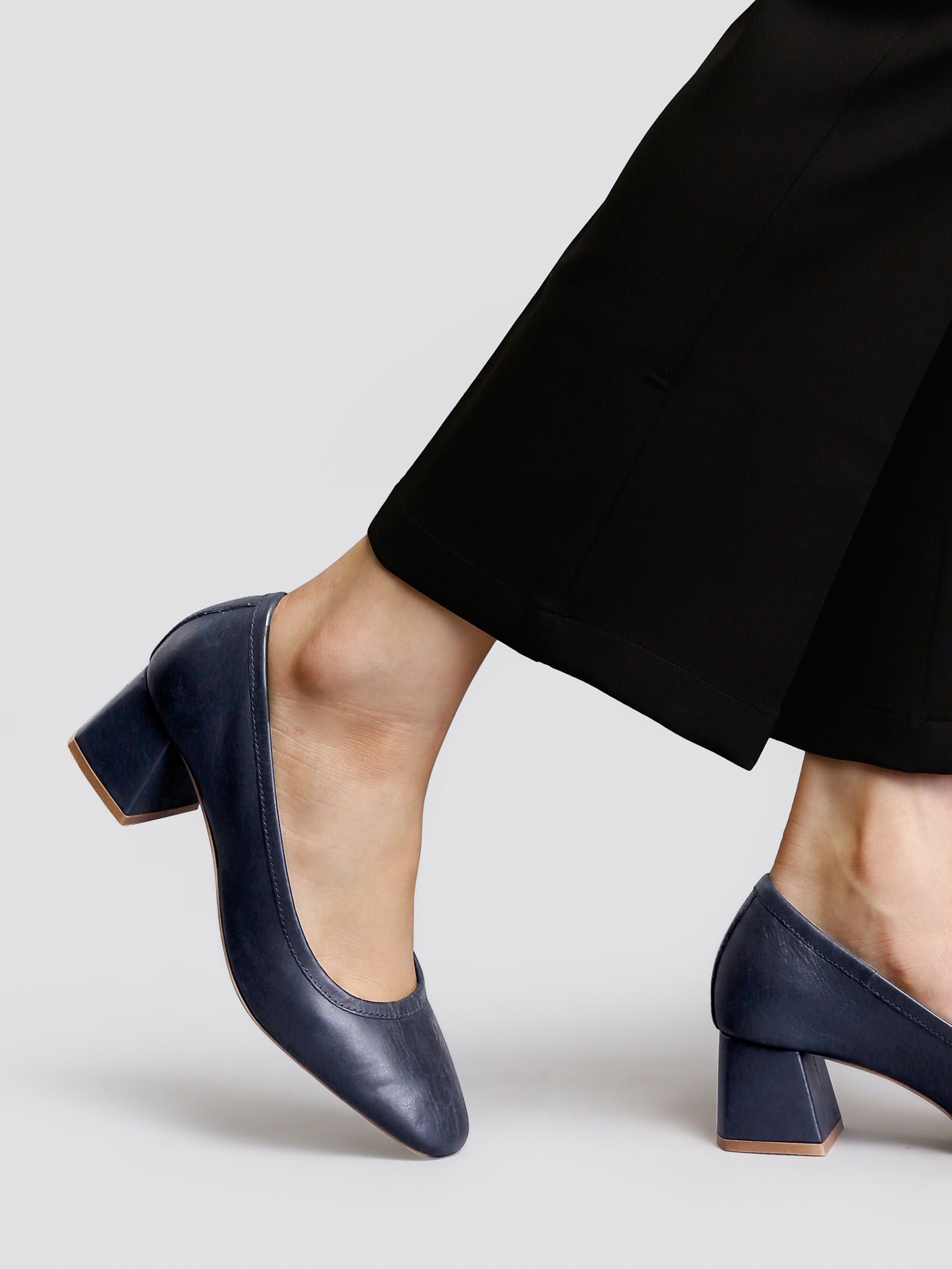 hellige Elektriker Ashley Furman Buy Navy Blue Squared Toe Block Heel Leather Pumps Online | FableStreet