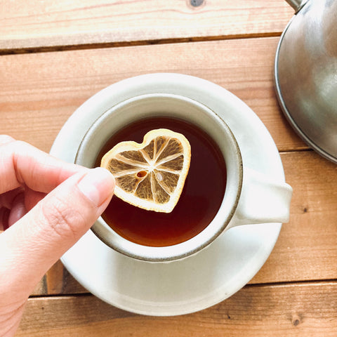 等紅茶沖泡好之後，取出檸檬片，放在紅茶上頭即可。