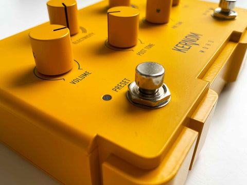 Photo of the Kernom MOHO, a new and modern fuzz pedal. The photo makes a focus on the PRESET footswitch, which allows you to save a setting and recall it at will.