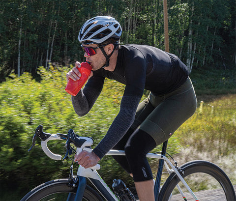 https://cdn.shopify.com/s/files/1/0486/4973/2247/files/Man_drinking_from_a_BlenderBottle_Halex_Bike_Squeeze_Bottle_with_Straw_while_riding_his_bike_480x480.jpg?v=1650253418