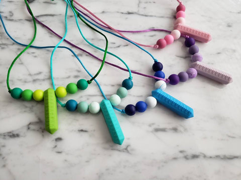 SURENHAP colliers à mâcher pour enfants Collier à mâcher sensoriel en  Silicone, 2 pièces, sûr, puericulture coffret Bleu