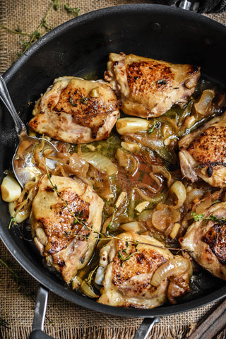 Braised chicken thighs with garlic and onions