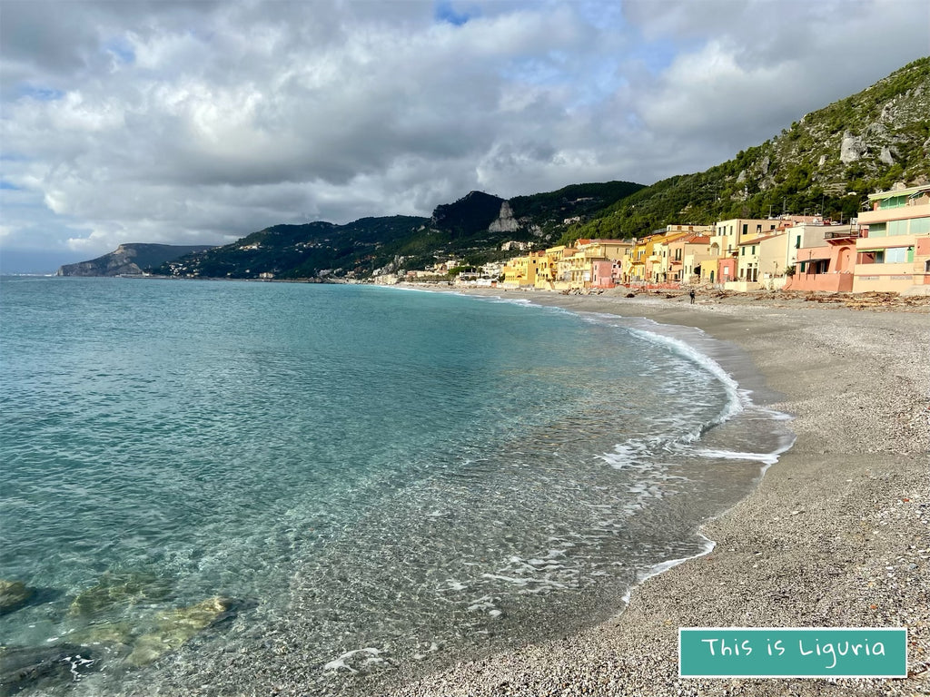 Varigotti spiaggia borgo saraceno - best Liguria beach fishing village 