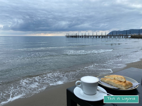 Cappuccino e focaccia in riva al mare ad Alassio
