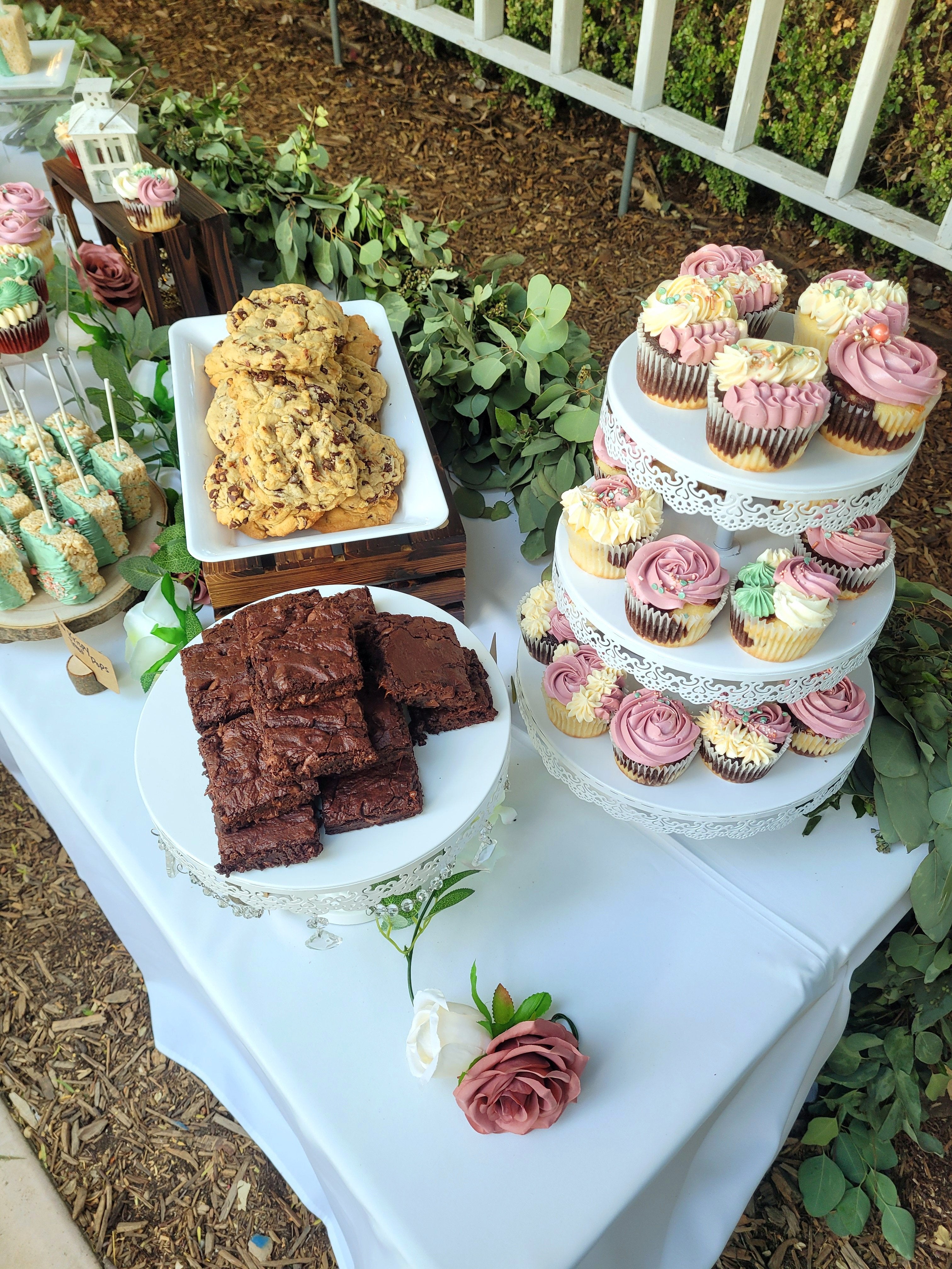 Cupcake Dessert Table for 200! Scalloped Tablecloth and Hot Air Balloon  Decorations - Karins Kottage