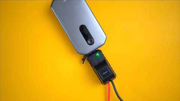 Die Powerbank Super Energy Pro wird mit einem Wandladegerät aufgeladen - dieses ist leider nicht im Set enthalten, aber ein USB-A-zu-USB-C-Kabel ist bereits dabei).  Derselbe Port ist auch ein Ausgangsport sowie ein zusätzlicher USB-A-Port, dank dem wir Geräte wie ein Smartphone oder Tablet mit Strom versorgen können. Das Gerät unterstützt schnelles Laden mit einer Leistung von 15 W und passt dank eines intelligenten Steuerungssystems die Spannung an die jeweilige Ausrüstung an.