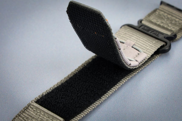 Nahaufnahme des Klettverschlusses im Gürtel Bizon Strap Watch Adventure