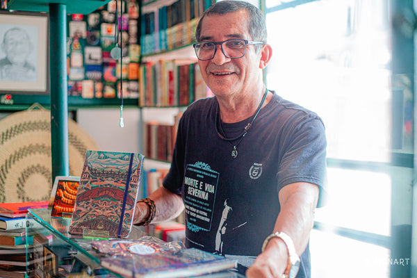 Joaquim Melo, historiador, livreiro e proprietário da Banca do Largo, especializada em livros sobre Amazônia, na cidade de Manaus. Foto: Manart