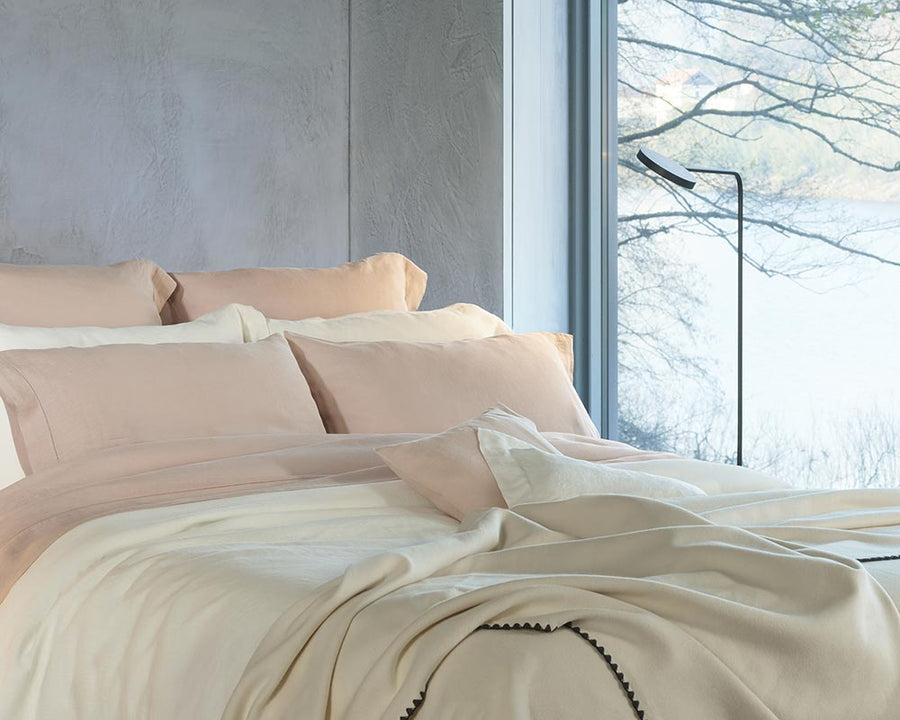 Bed with a river view and Maia linen bedding