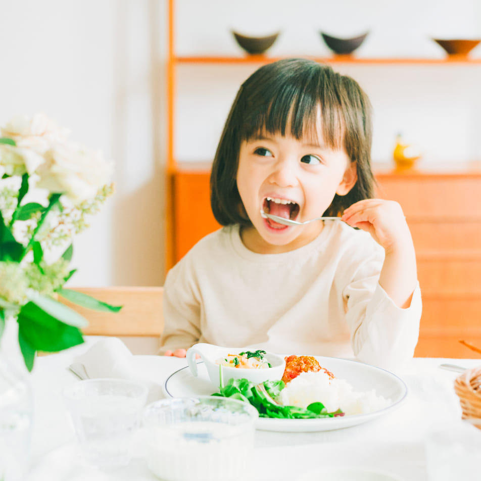 美味しそうにご飯を食べる女の子