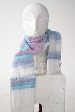 Charger l&#39;image dans la galerie, Foulard en tricot bleu blanc lila avec frange
