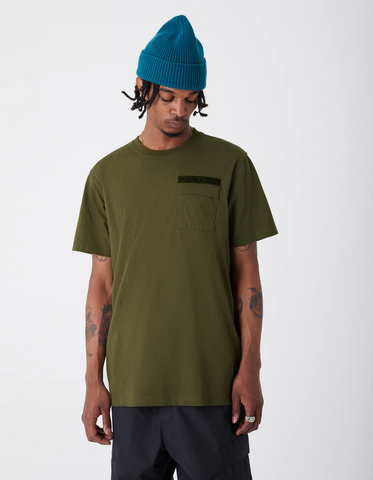 MAHARISHI X IRAK '9835 Sticker Pocket T-Shirt' – Olive