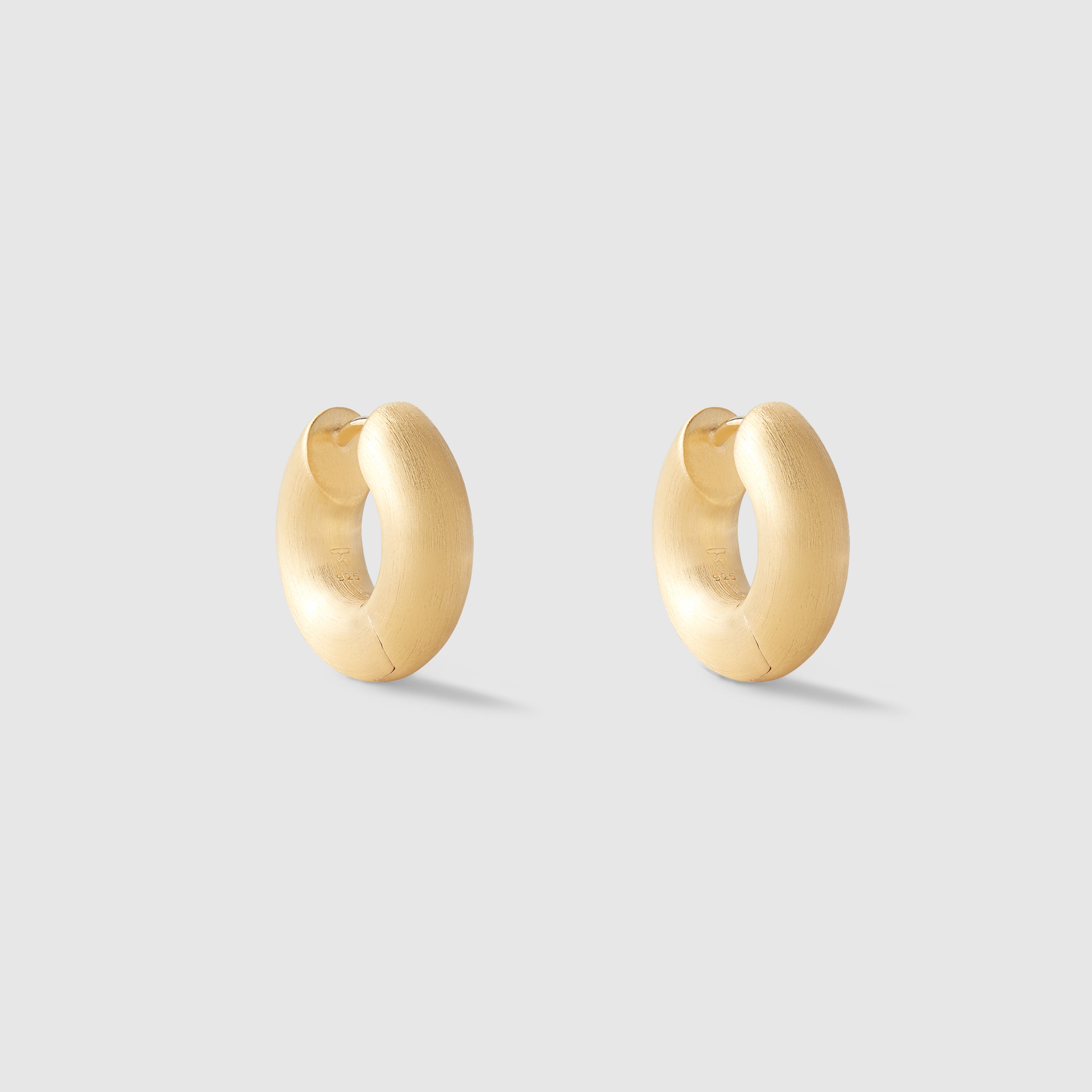 Tom Wood - Chunky Hoops Satin Small Gold - (Yellow Gold)