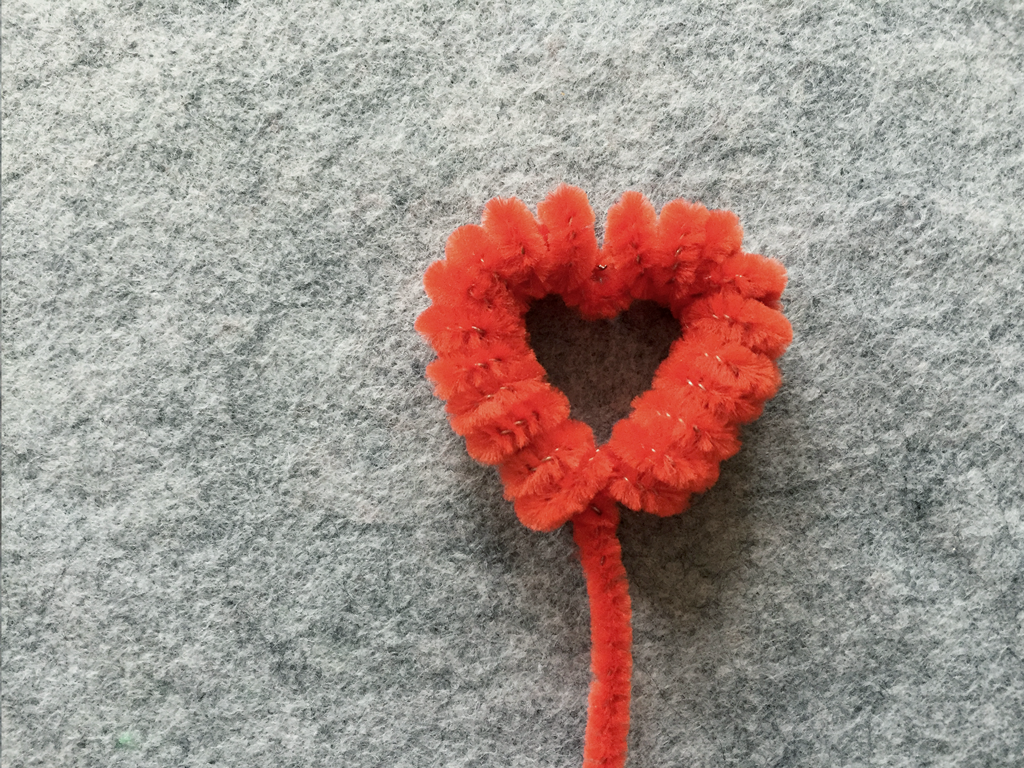 Valentine's Day Toddler Craft: Pipe Cleaner Heart Flowers from Art Appeel