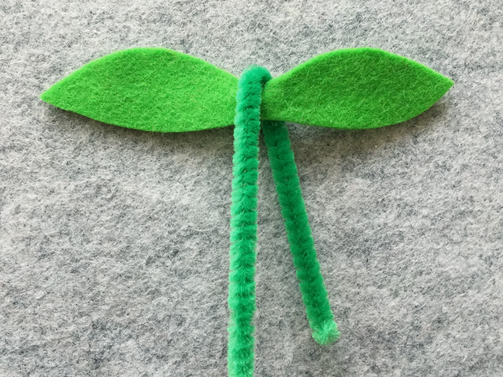 Valentine's Day Toddler Craft: Pipe Cleaner Heart Flowers from Art Appeel