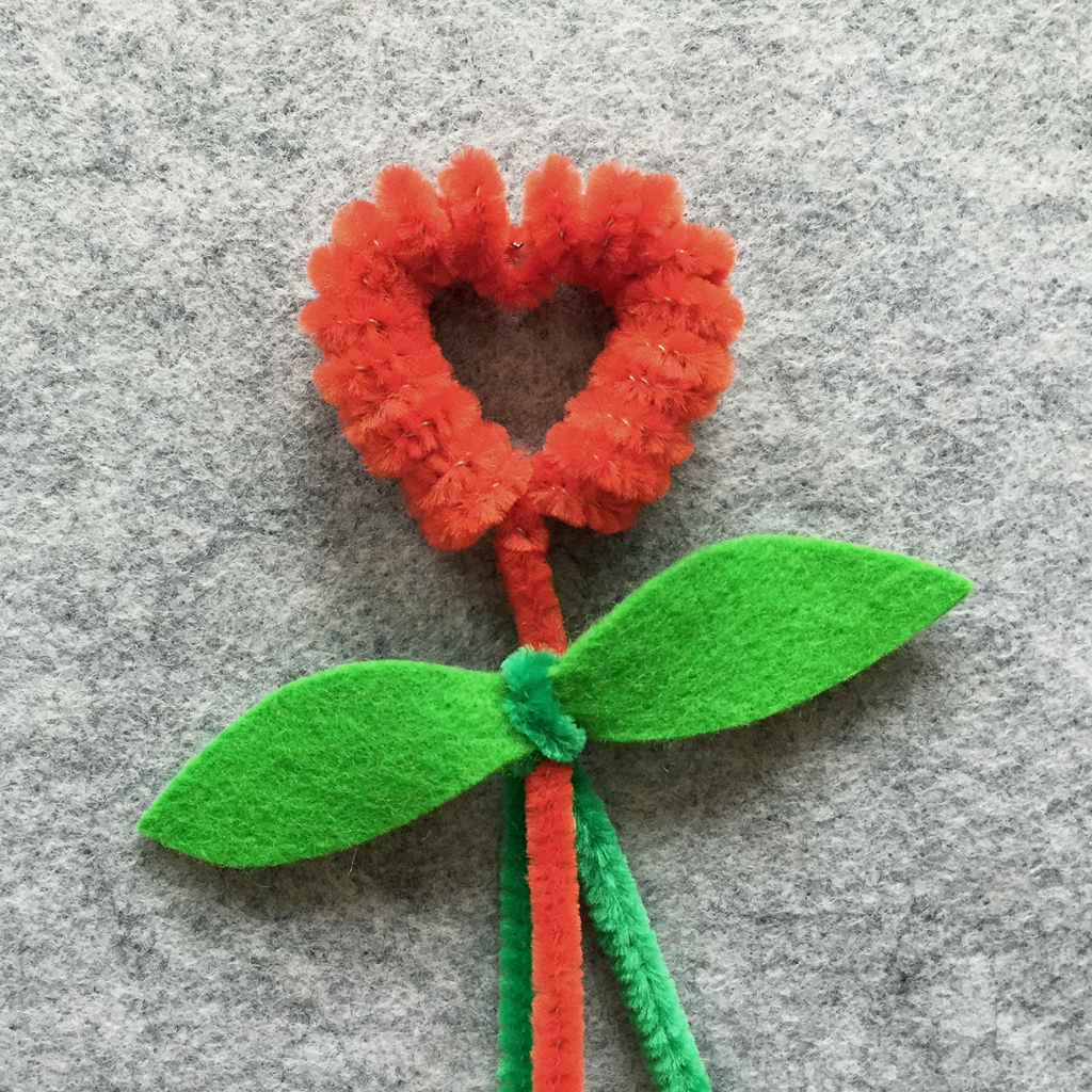 Valentine's Day Toddler Craft: Pipe Cleaner Heart Flowers from Art Appeel