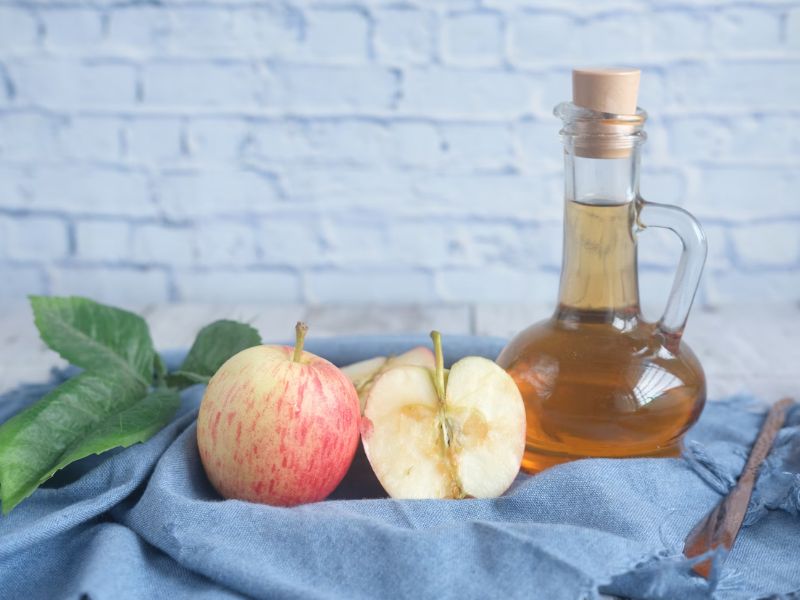 apple cider vinegar as a natural remedy for seborrheic dermatitis and dandruff