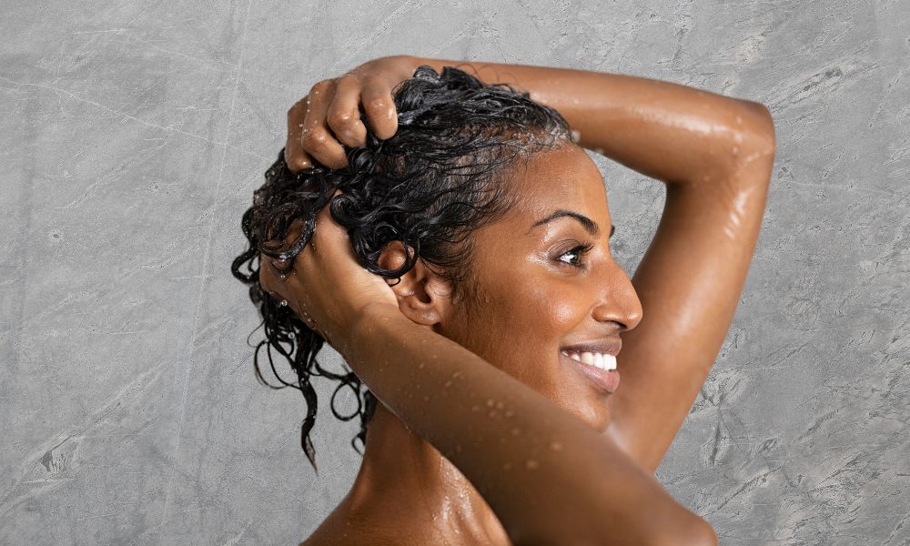 girl cleansing scalp, managing your seborrheic dermatitis to reduce stress