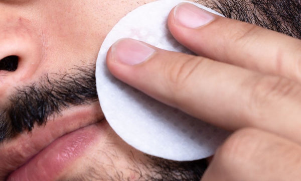 man moisturizing beard to prevent beard dandruff