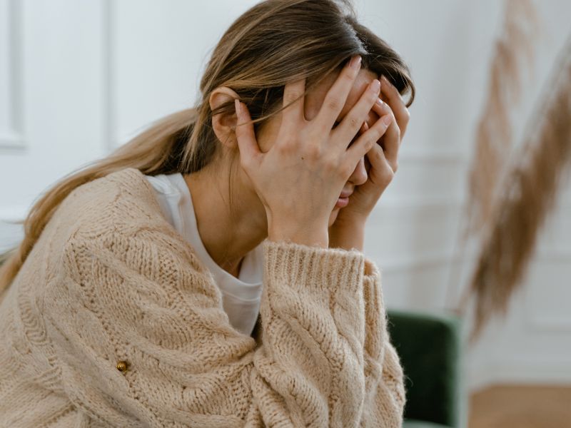 woman feeling stressed, the connection between stress and seborrheic dermatitis
