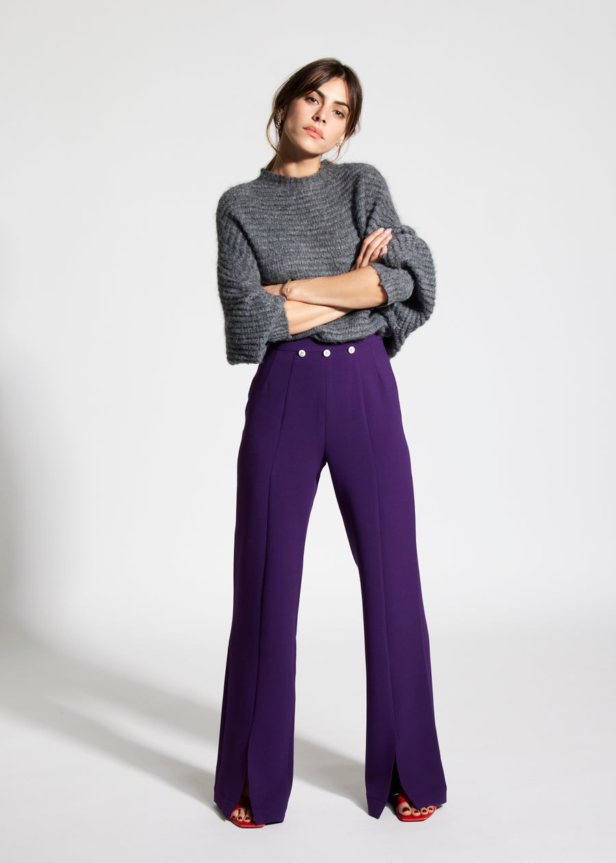 Photo d'une combi pantalon pour femme couleur violette portée sans le haut en viscose upcyclée et fabriquée en France.